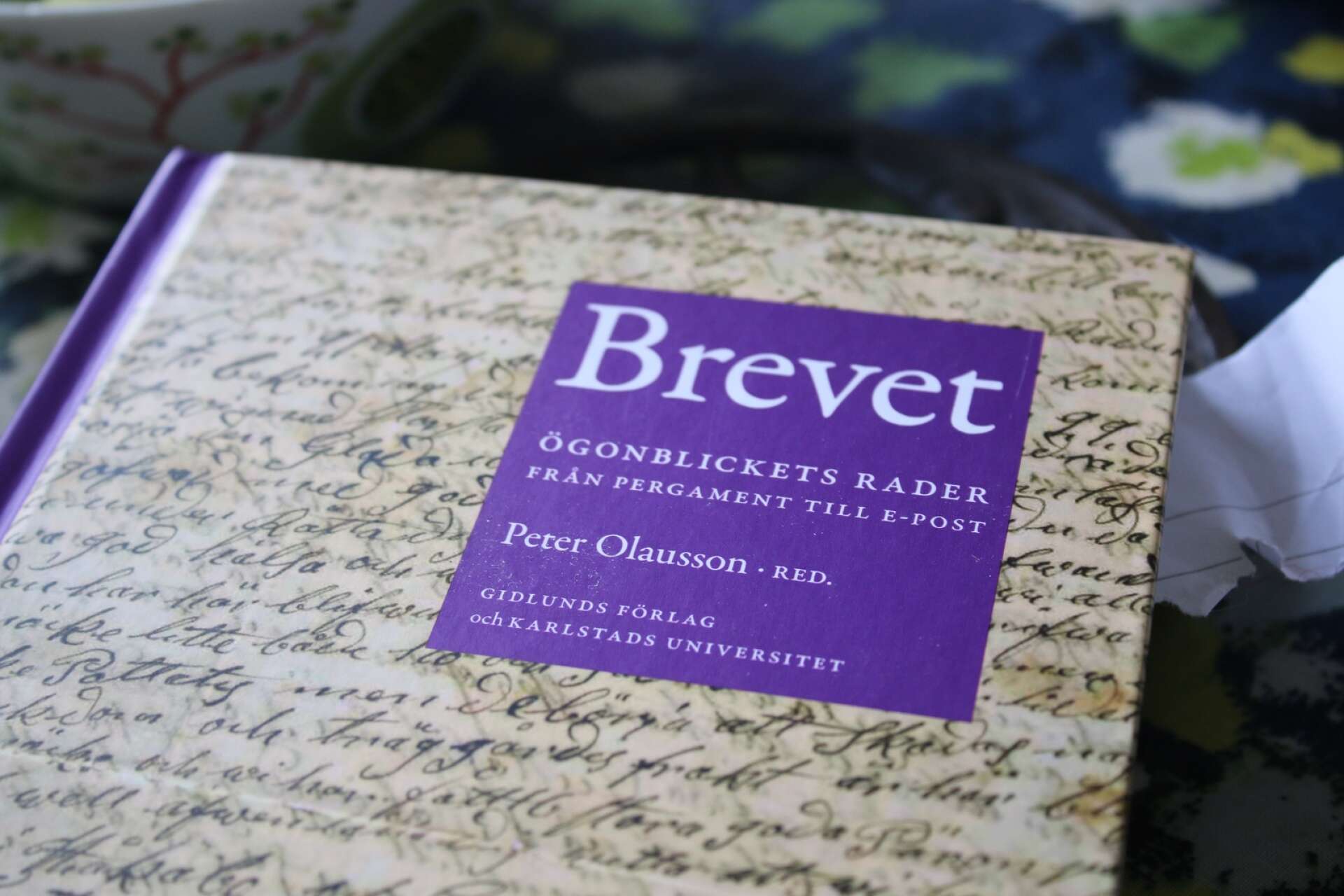 Peters bok ”Brevet” tar upp historiska brev från senmedeltid till nära nutid som skildrar vardagsmiljöer.