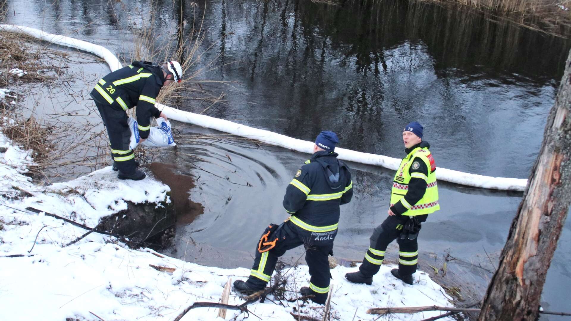 Räddningstjänsten häller ut flytabsol vid dagvattenröret där utsläppet i Åmålsån hade lokaliserats, i höjd med LBC Värm-Dal. En läns har också lagts ut i vattnet.