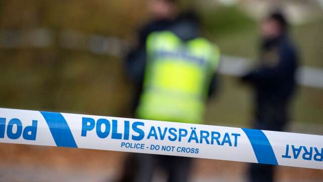 Polisen spärrade av ett område i Östra Fågelvik efter att två utbrända bärgningsbilar anträffats.