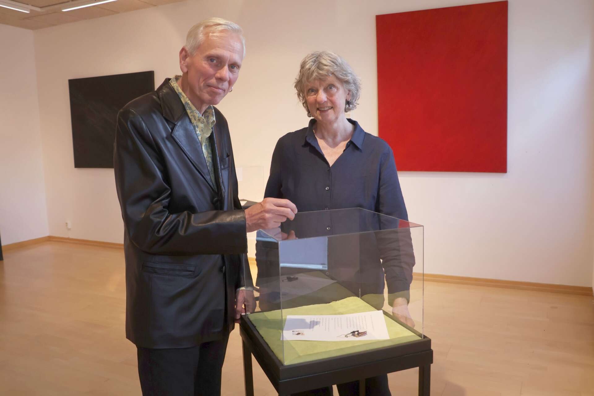 Bue Nordström och Elisabeth Wennberg visar upp resultatet av sitt konstnärliga arbete under pandemin i Bengtsfors konsthall.