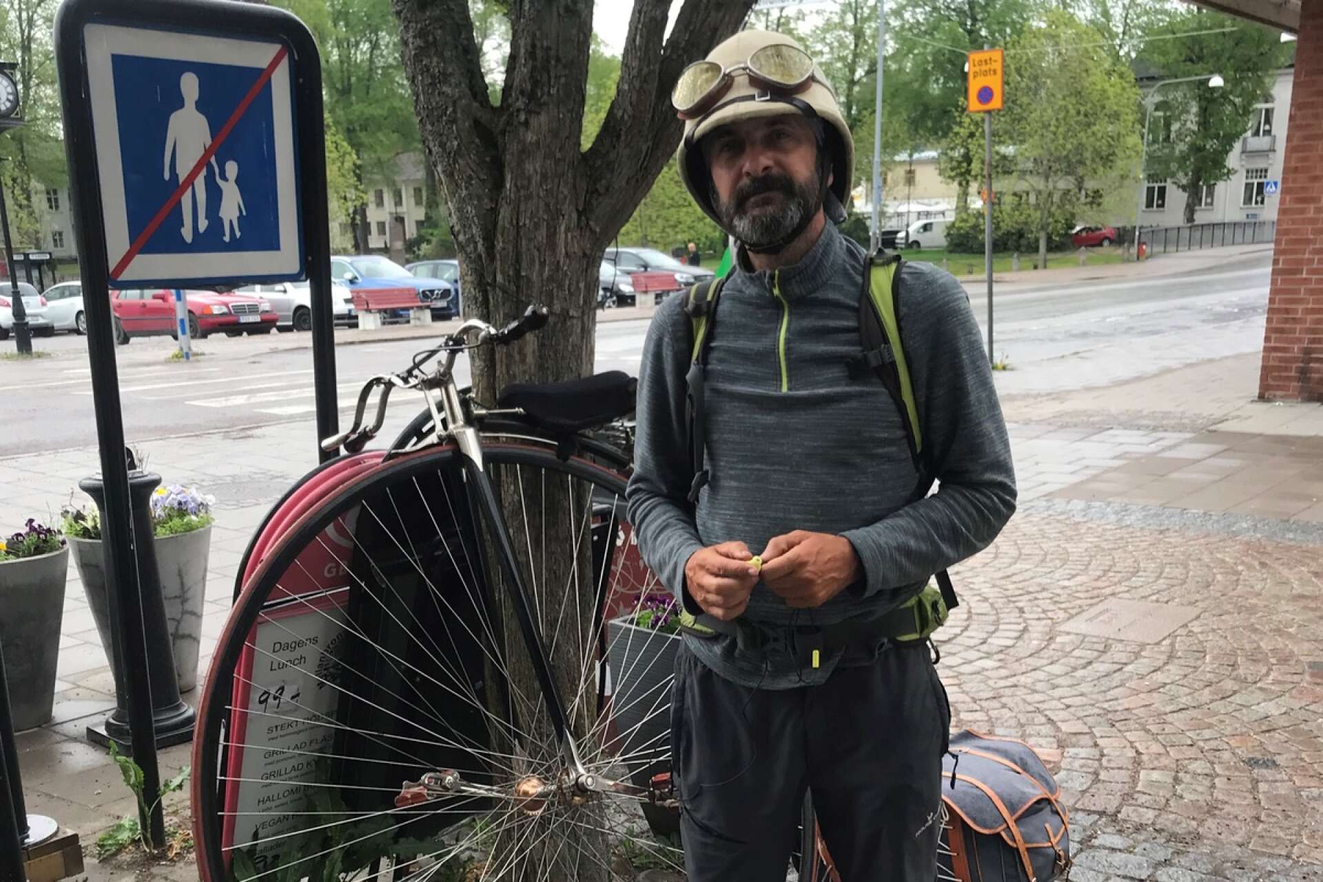 Massimo Zaffari tog en paus i Åmål på sin 600 mil långa cykeltur.