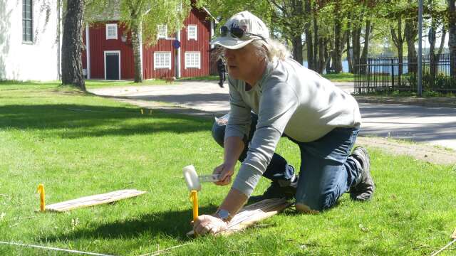 Arkeologen Bengt Westergaard undersöker området kring Gamla kyrkan med georadar. Här sätter han ut markeringar som radarn ska följa.