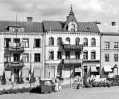 Under mer än ett halvt sekel var det dessa fyra hus som utgjorde kvarteret Bankens front mot Stortorget. De två husen till höger revs 1957 och de två till vänster 1968. 