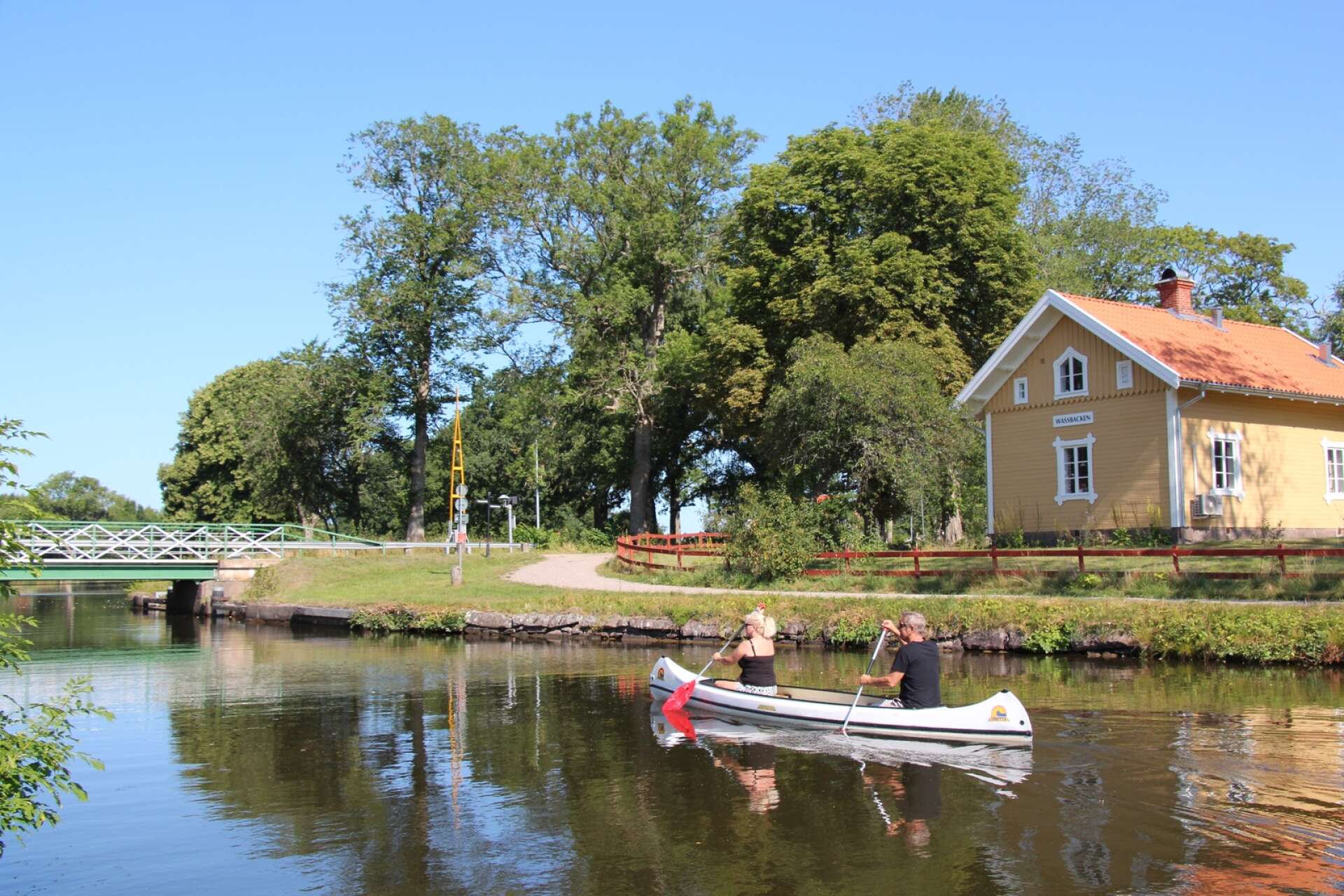 Vassbacken ligger drygt fem kilometer från Tåtorp, där Göta kanal möter sjön Viken, och drygt en mil från Töreboda.