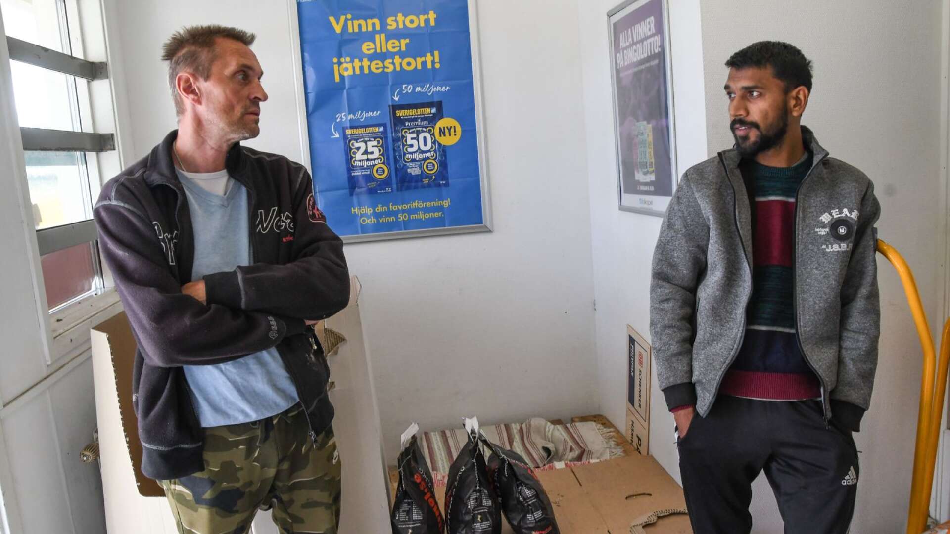 Henrik Larsen och affärsinnehavaren Wasim Akram diskuterar sin oro över att affären i Älgarås kan vara nedläggningshotad när postboxarna försvinner.