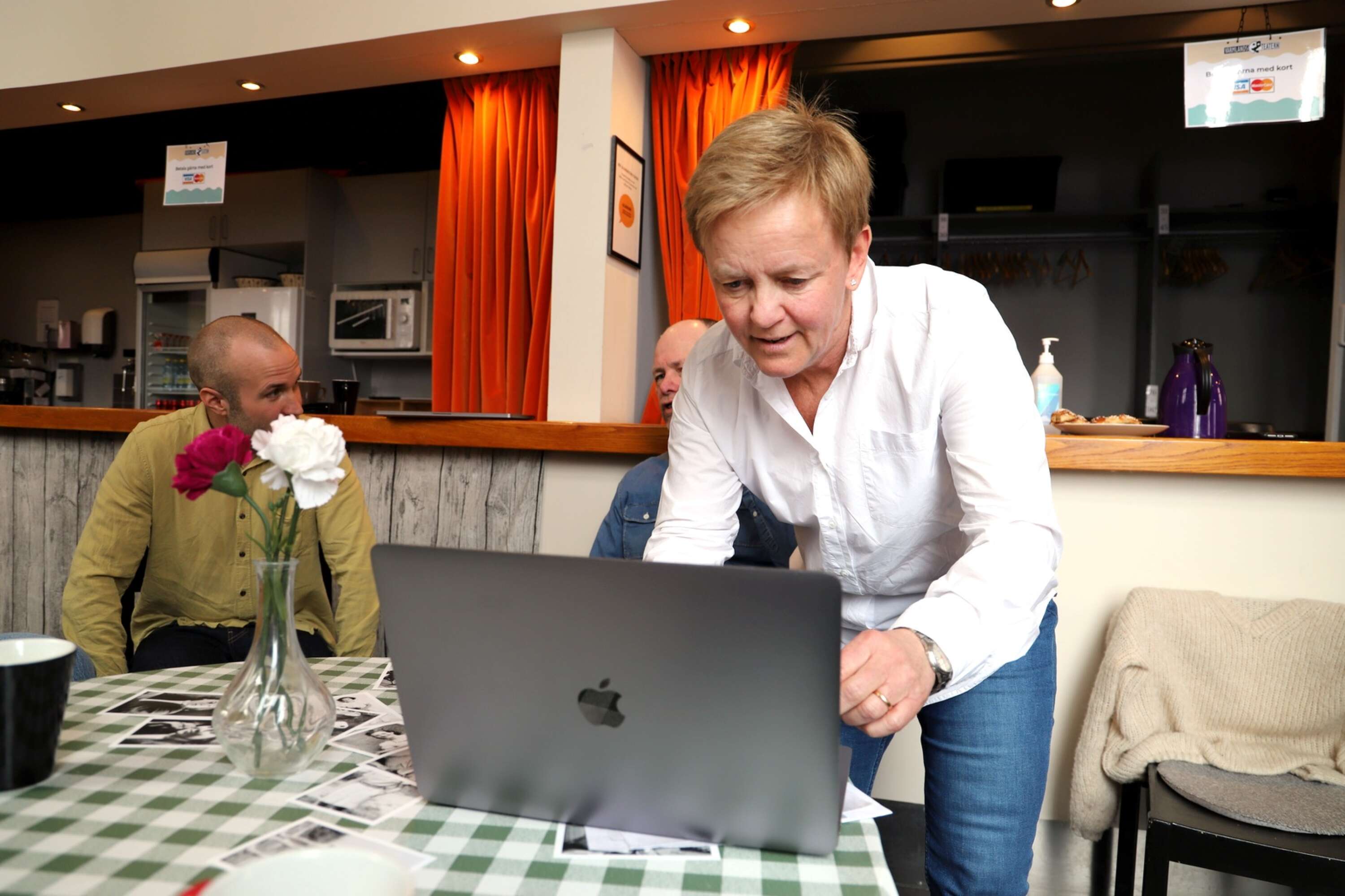 Anett Refseth kör igång datorn för att visa hemsidan som de skapat för crowdfunding och information kring projektet. Målet är att ta Café Berlin till både Karlstad och London.