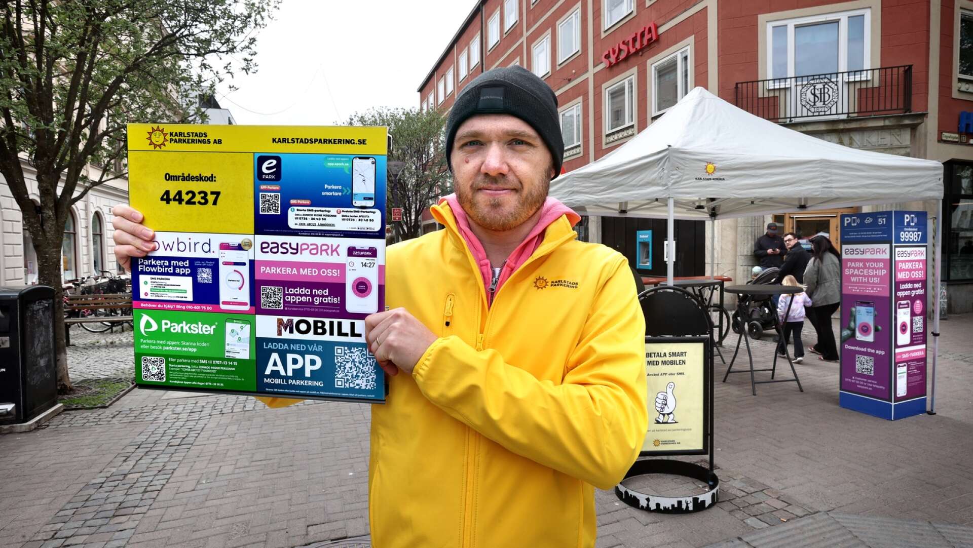 Fredrik Gustavsson,  verksamhetsutvecklare på Karlstads kommun visar upp de fem appleverantörerna som kommunen nu tecknat parkeringsavtal med.