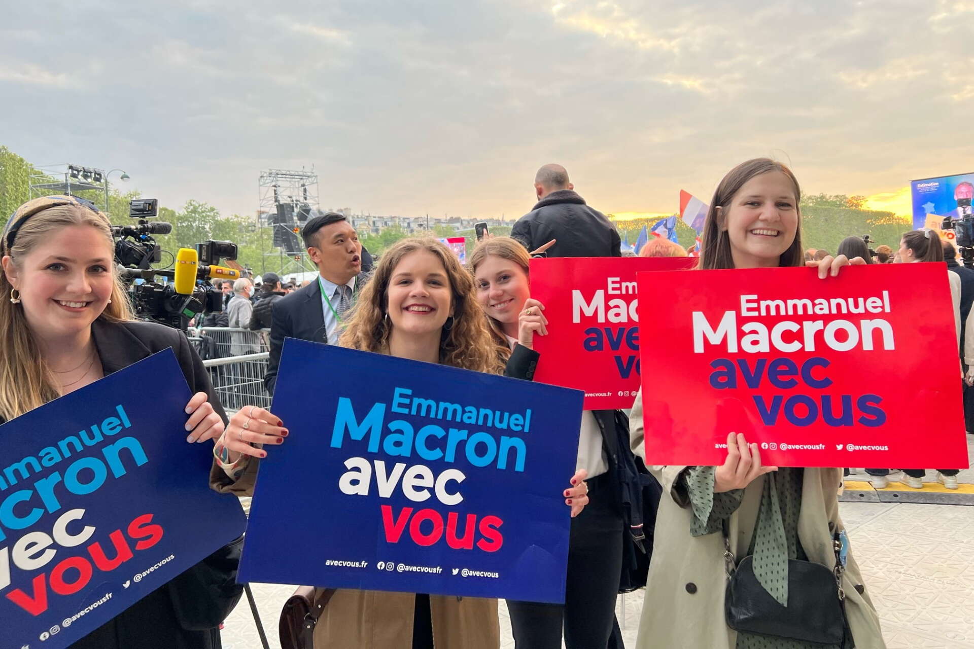 Danskt stöd till Emmanuel Macron. Julie Ruby står längst till höger i bild.