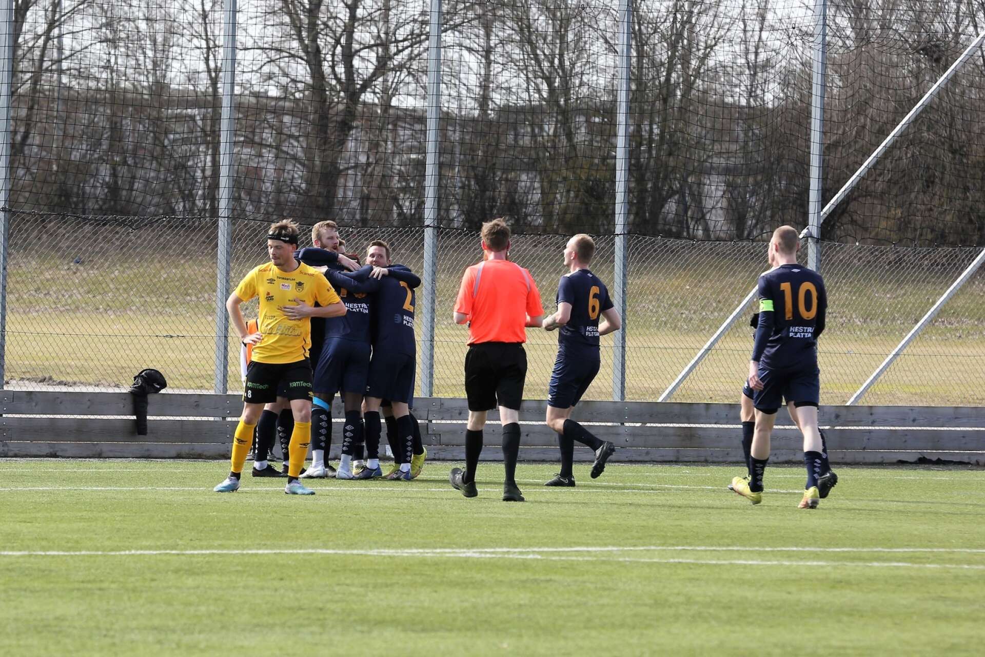 Fredrik Larsson blir omkramad av sina lagkamrater efter att han satt målet som skulle visa sig ge segern.