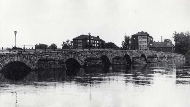 År 1957 såg den Karlstadsikoniska Gamla stenbron/Östra bron ut så här.