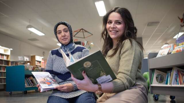 Tahmina Sharifi och Huda Radi erbjuder sagostunder på arabiska och dari. ”Sagostunden är ett bra sätt för barnen att utveckla sitt ordförråd och läsförståelse”, säger Huda Radi.