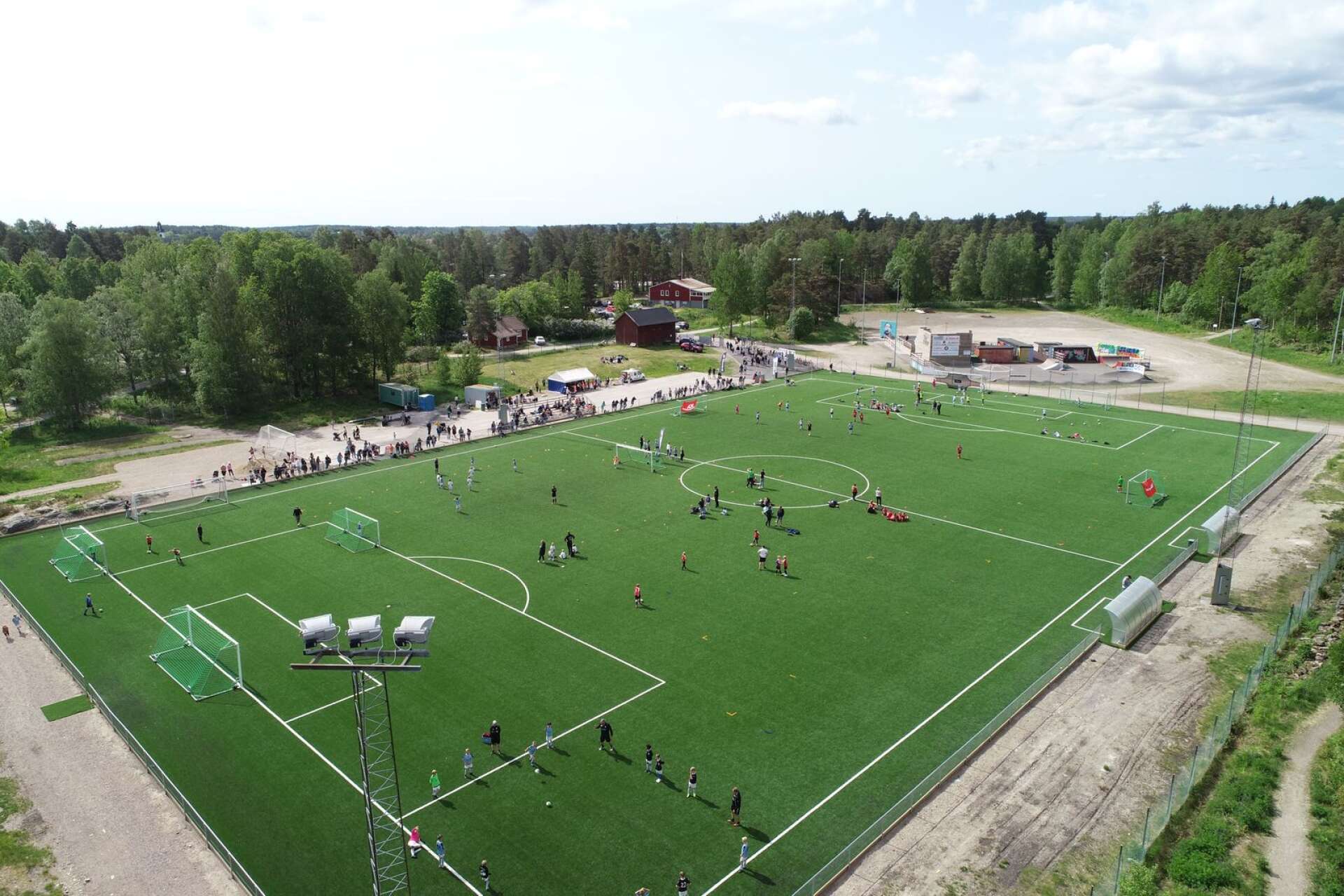 Drönarbild över fotbollsfesten på Mossängen. 