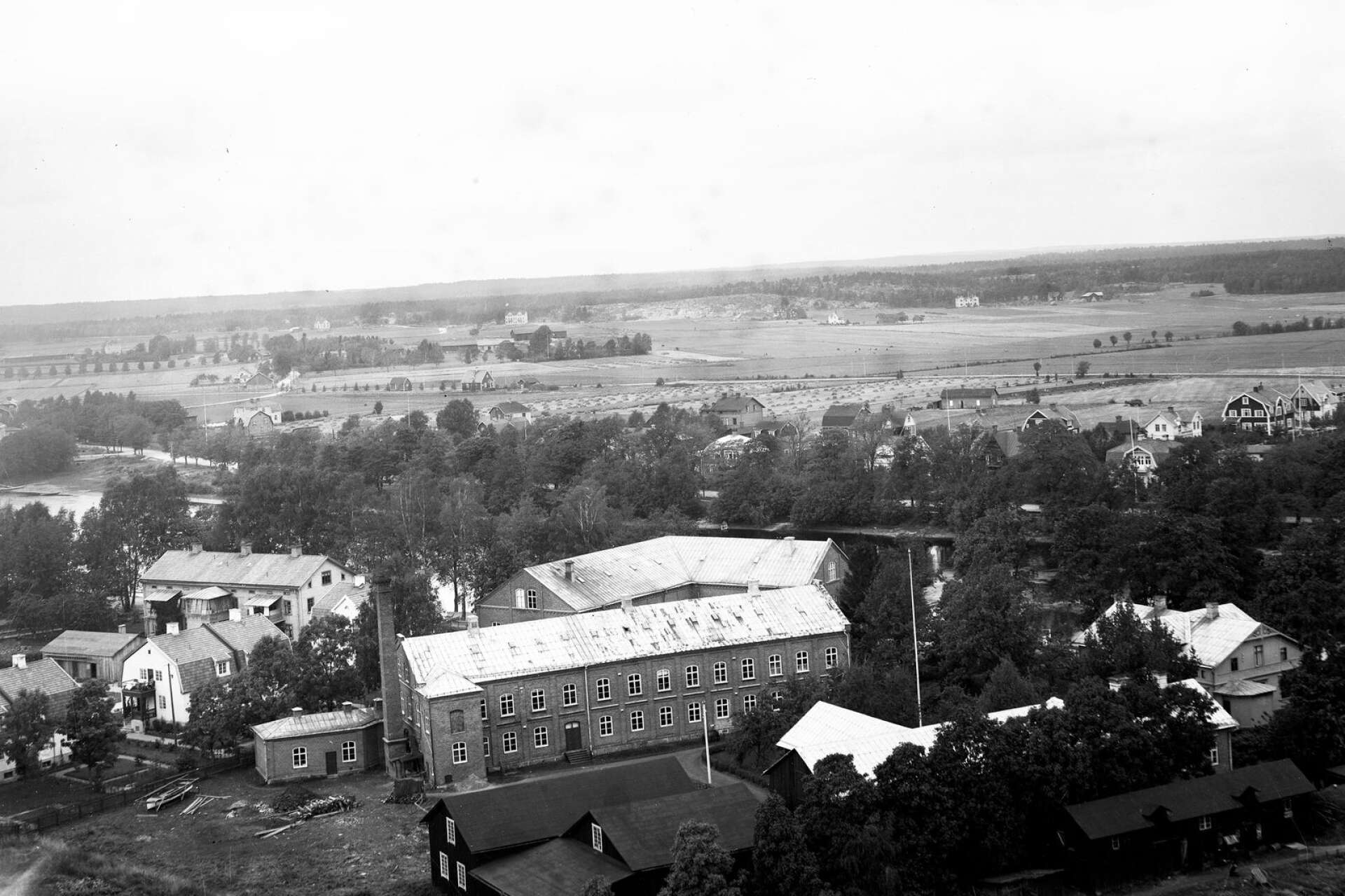 Yllefabriken i Sjötullsborg år 1925. Den vinklade byggnaden finns kvar i dag, men verksamheten startade i byggnaden på snedden. Bilden är tagen från Kvarnbergets vattentorn.