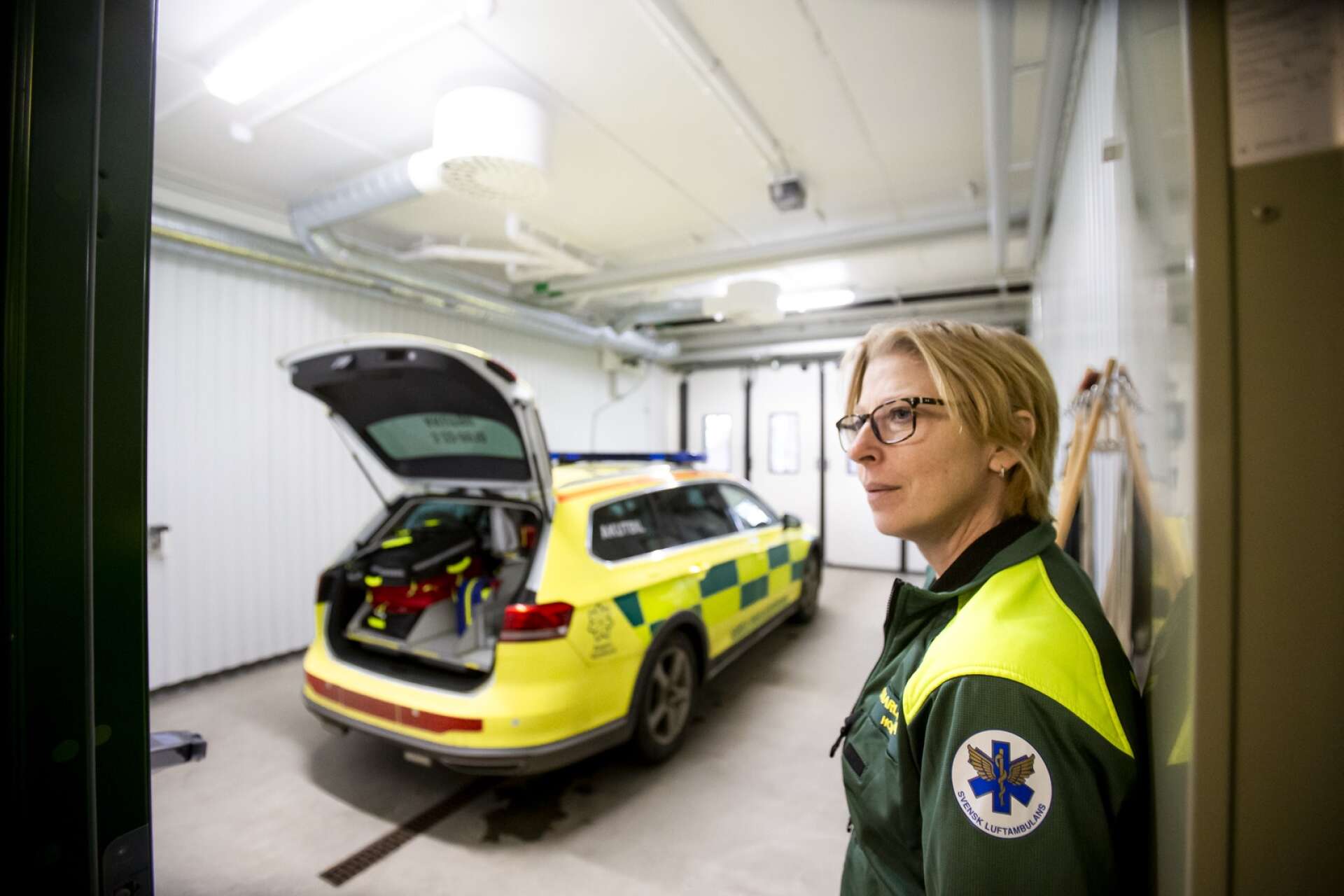 Charlotta Axelsson visar runt i de nya lokalerna. Hon berättar att ambulanshelikoptern får ungefär 500 larm per år.