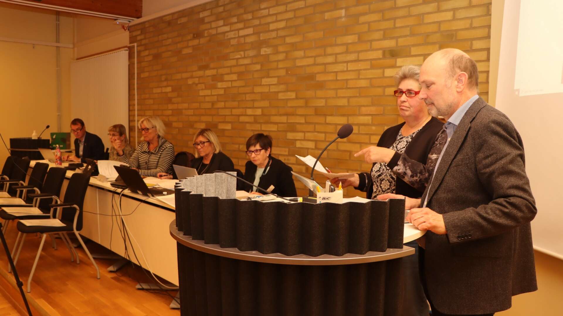 Carina Gullberg (S), till vänster vid talarstolen, har varit kommunstyrelsens ordförande i 16 år. Nästa år tar Björn Thodenius (M) över. 