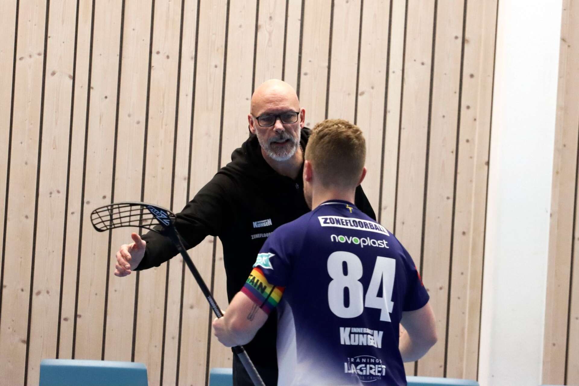 Karlskoga IB-coachen Tomas Gustafsson och lagkapten Tim Edström jagar i morgon kväll tre poäng i en het hemmamatch mot Filipstad IBK.