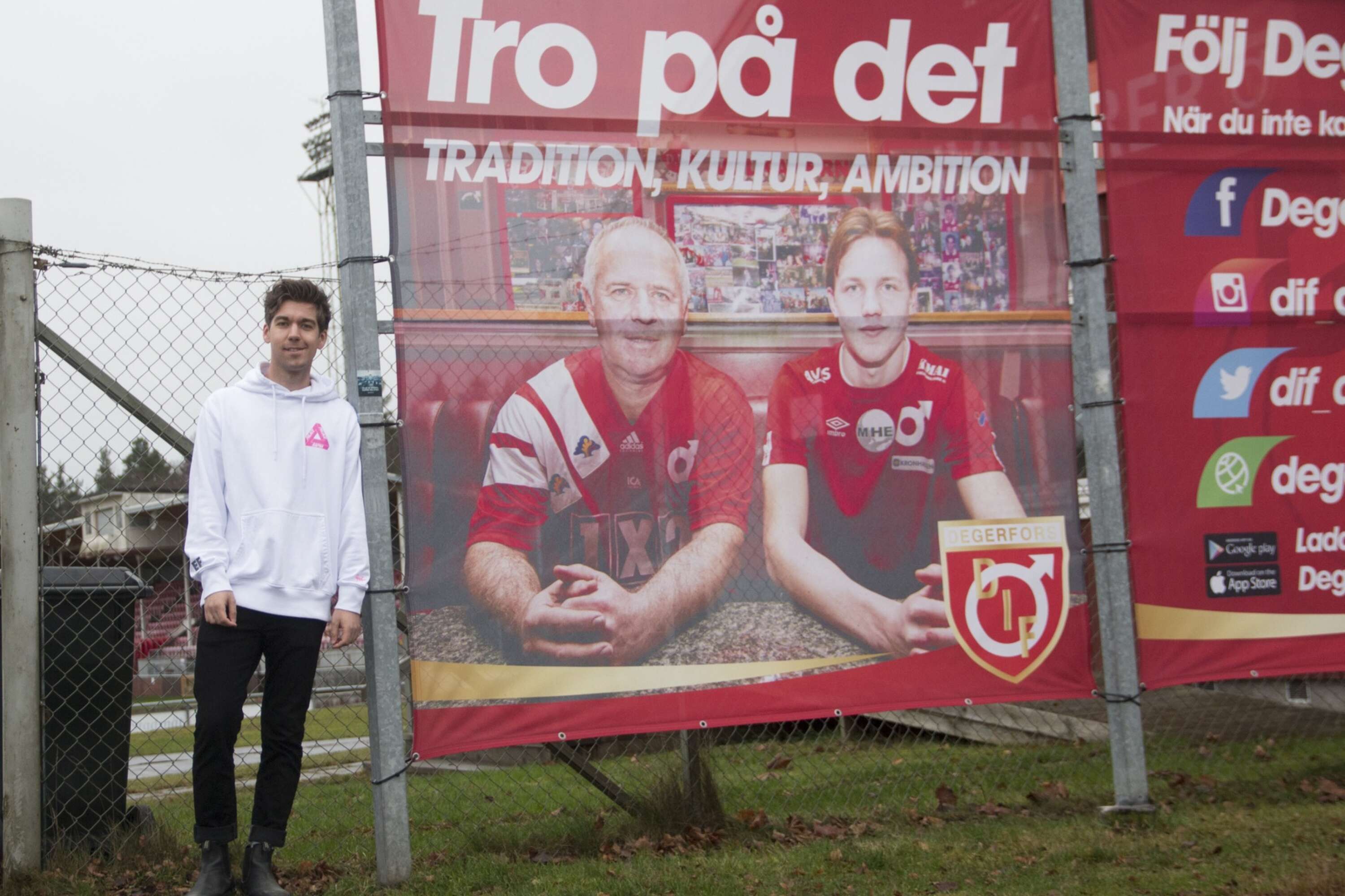 Victor Lundmark poserar med sin skapelse - #tropådet-kampanjen.
