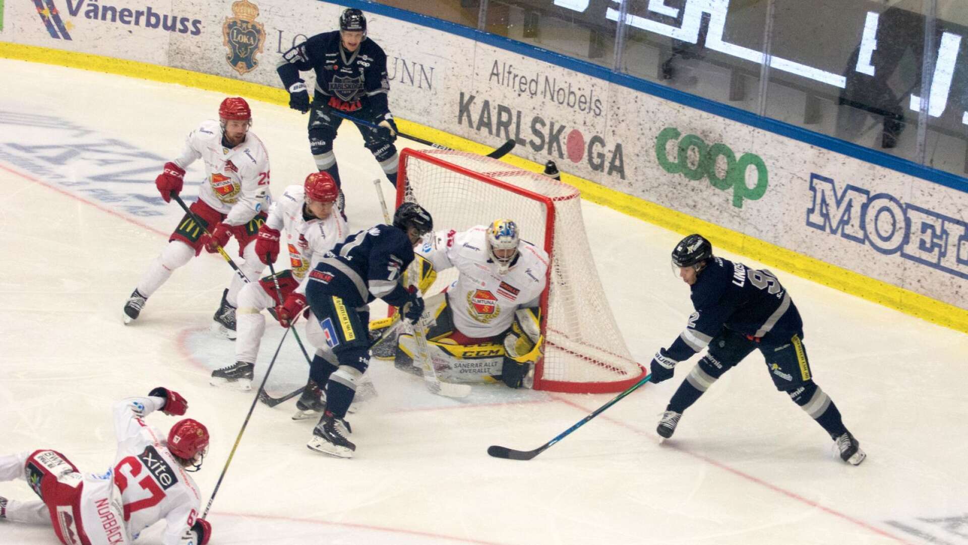 Edwin Lindström förarbetade till BIK:s andra mål i matchen som Mikael ”Daggen” Eriksson, i vänsterkant på bilden, gjorde.