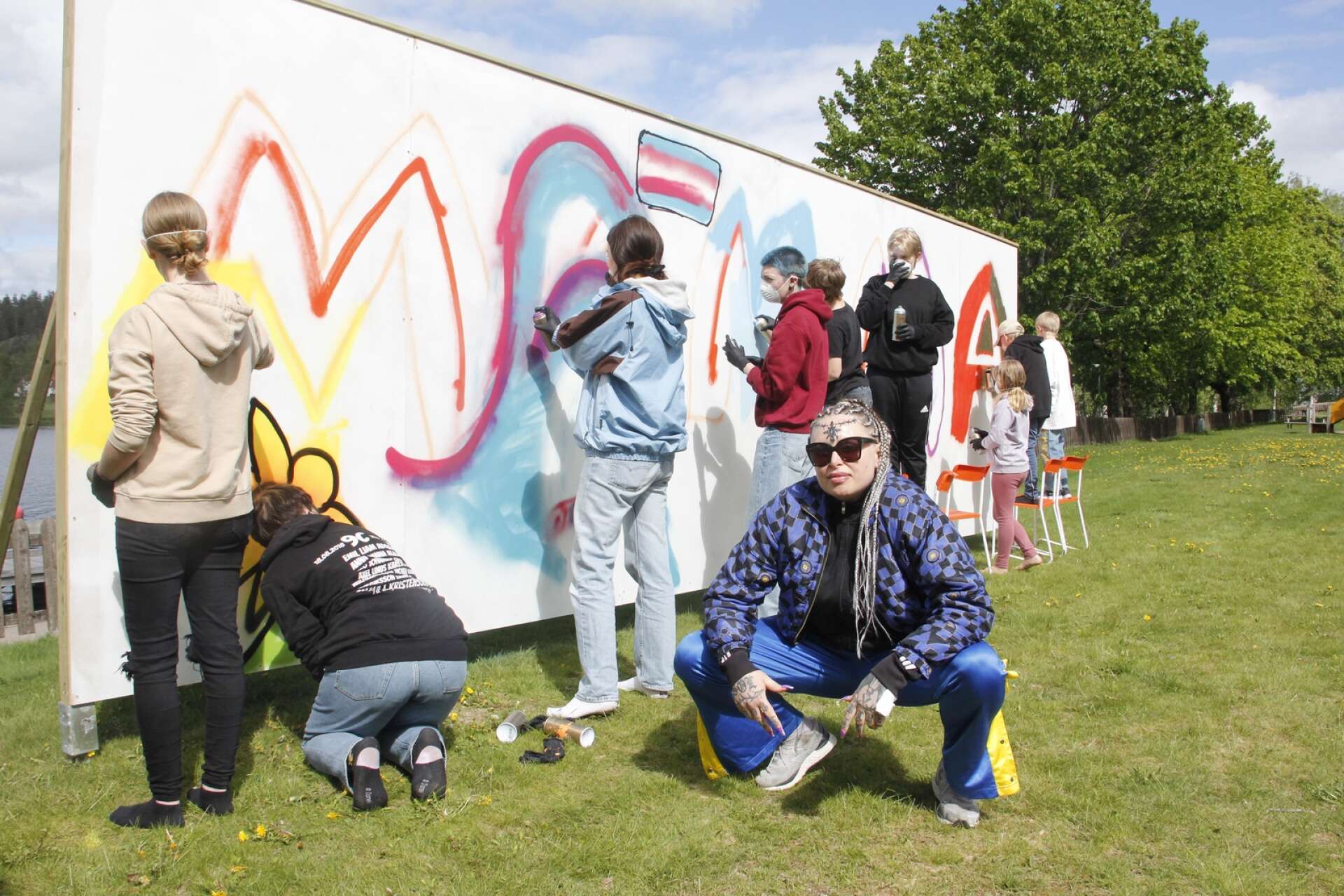 Carolina Falkholt höll en workshop i graffiti där ungdomar fick måla fritt kring orden Din mamma.