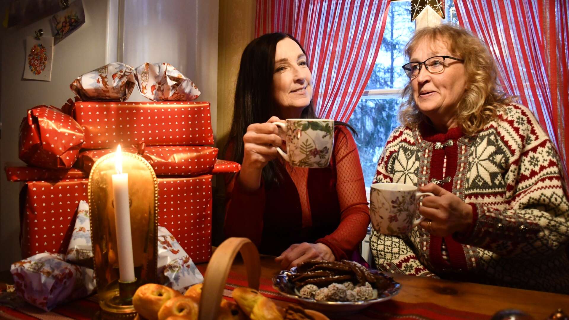 Susanne Persdotter och Cissi Leibring är två av de kvinnor som firat jul i 40 år med sitt tjejgäng.