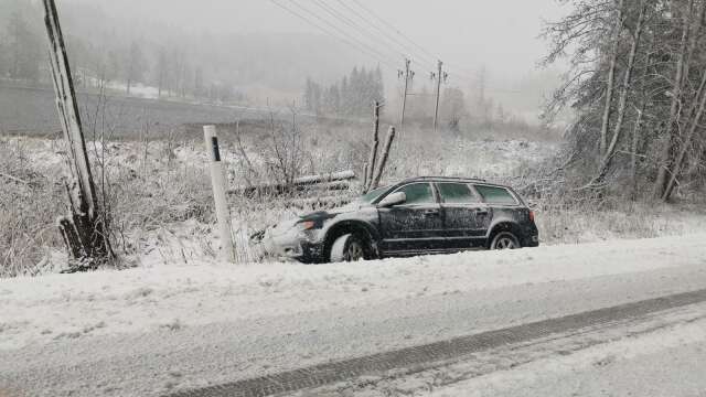 Snöovädert bidrog med problem för trafiken i bland andra Färgelanda kommun.