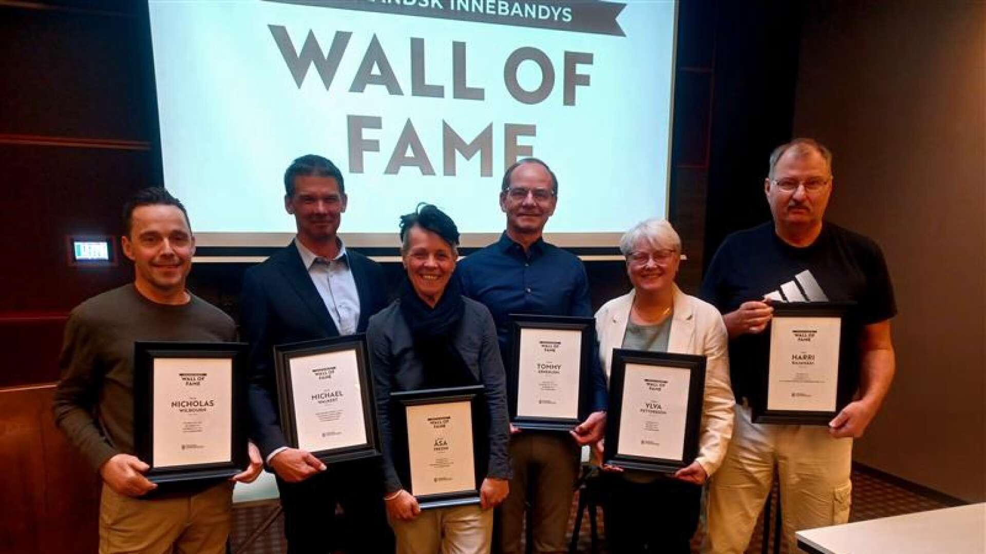Sex nya namn på värmländsk innebandys Wall of Fame. från vänster: Nicholas Wilbourn, Michael Walkert, Åsa Fredin, Tommy Ernerudh, Ylva Pettersson och Harri Rajamäki. 
