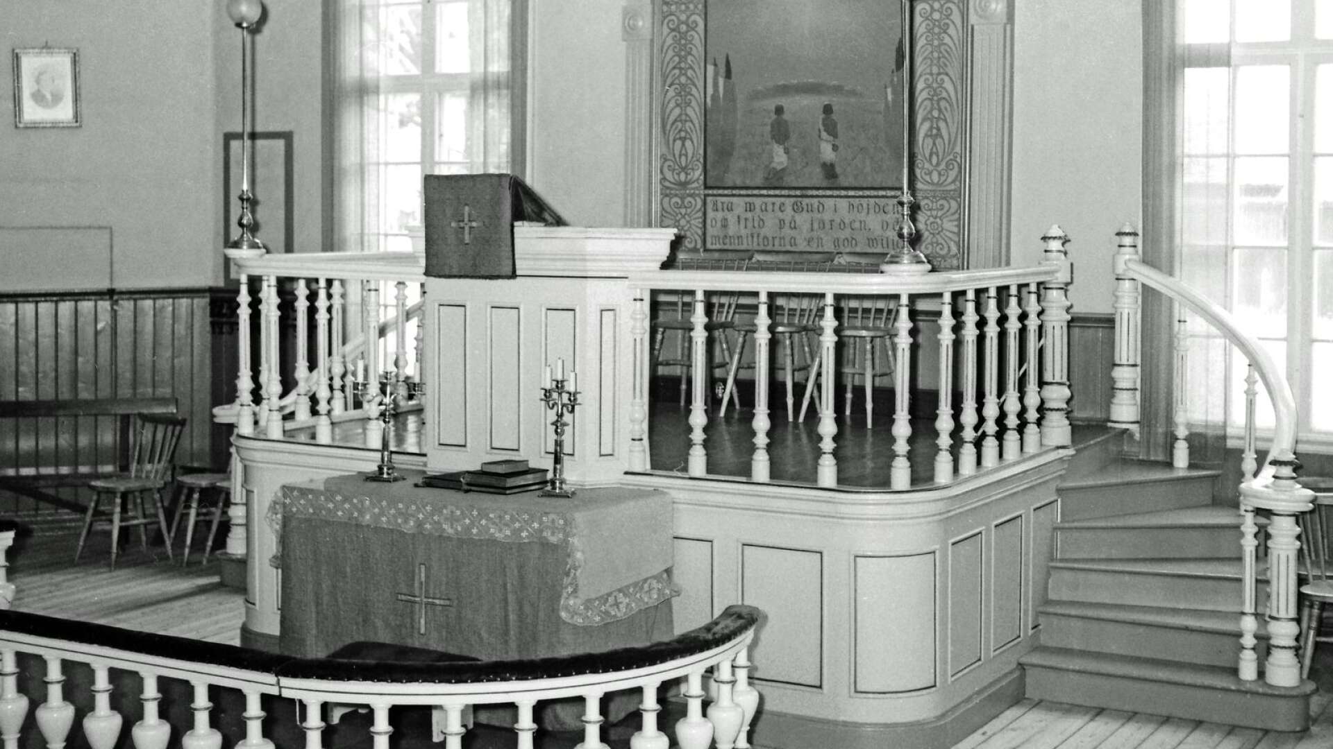 Bakom altarringen och predikstolen kunde kyrkobesökarna se den stora fondmålningen som är ett verk av Antonius Svensson. Inför rivningen flyttades tavlan till EFS-kyrkan i Säffle. 
