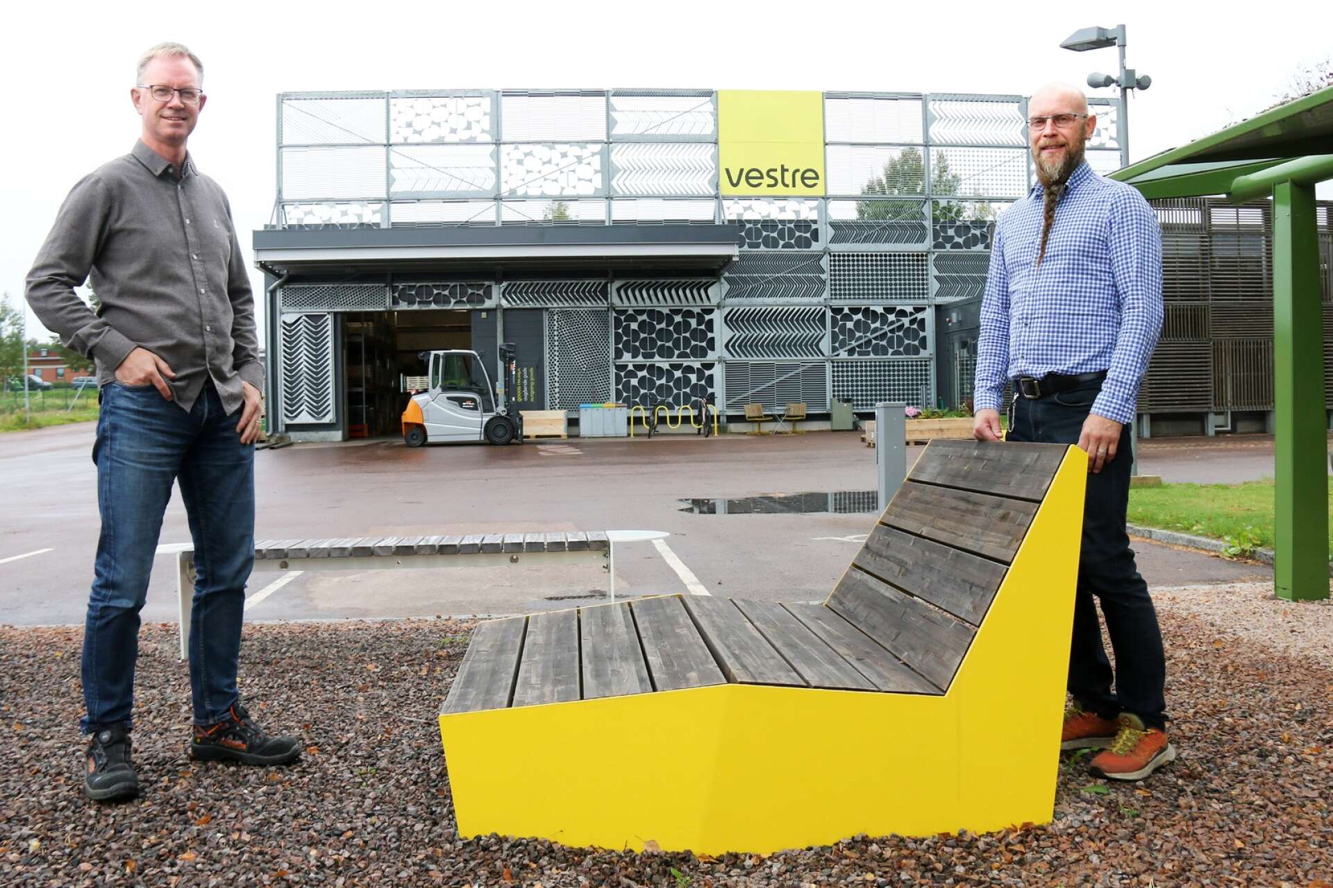 Håkan Lindh, projektkonsulent inom sälj, och Ronny Jonsson, säljansvarig Sverige, poserar tillsammans med en av storsäljarna i den produktpark som finns utanför fabriken i Torsby.