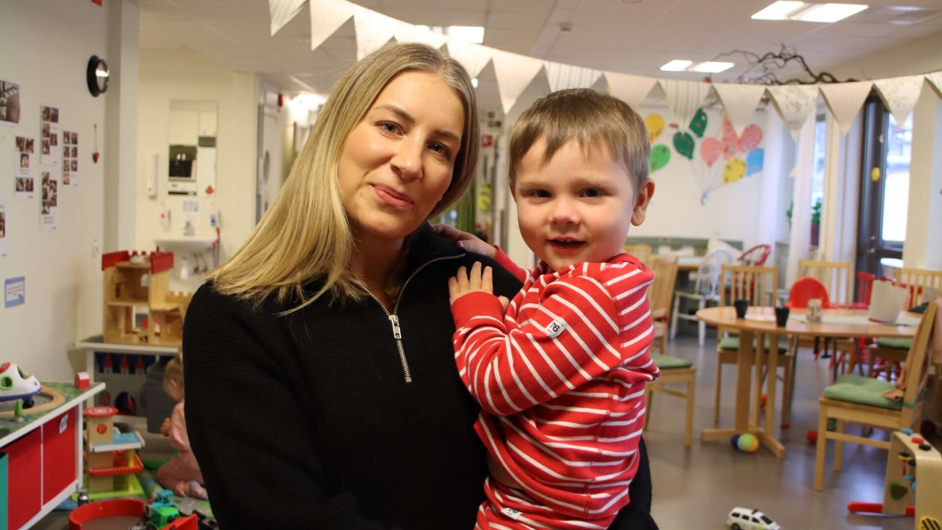 Ulrika Kjellemar arbetar som förskolepedagog och tycker skärmar kan vara ett bra komplement i barns lärande. Här ses hon med sonen Ture, 3,5 år gammal. 
