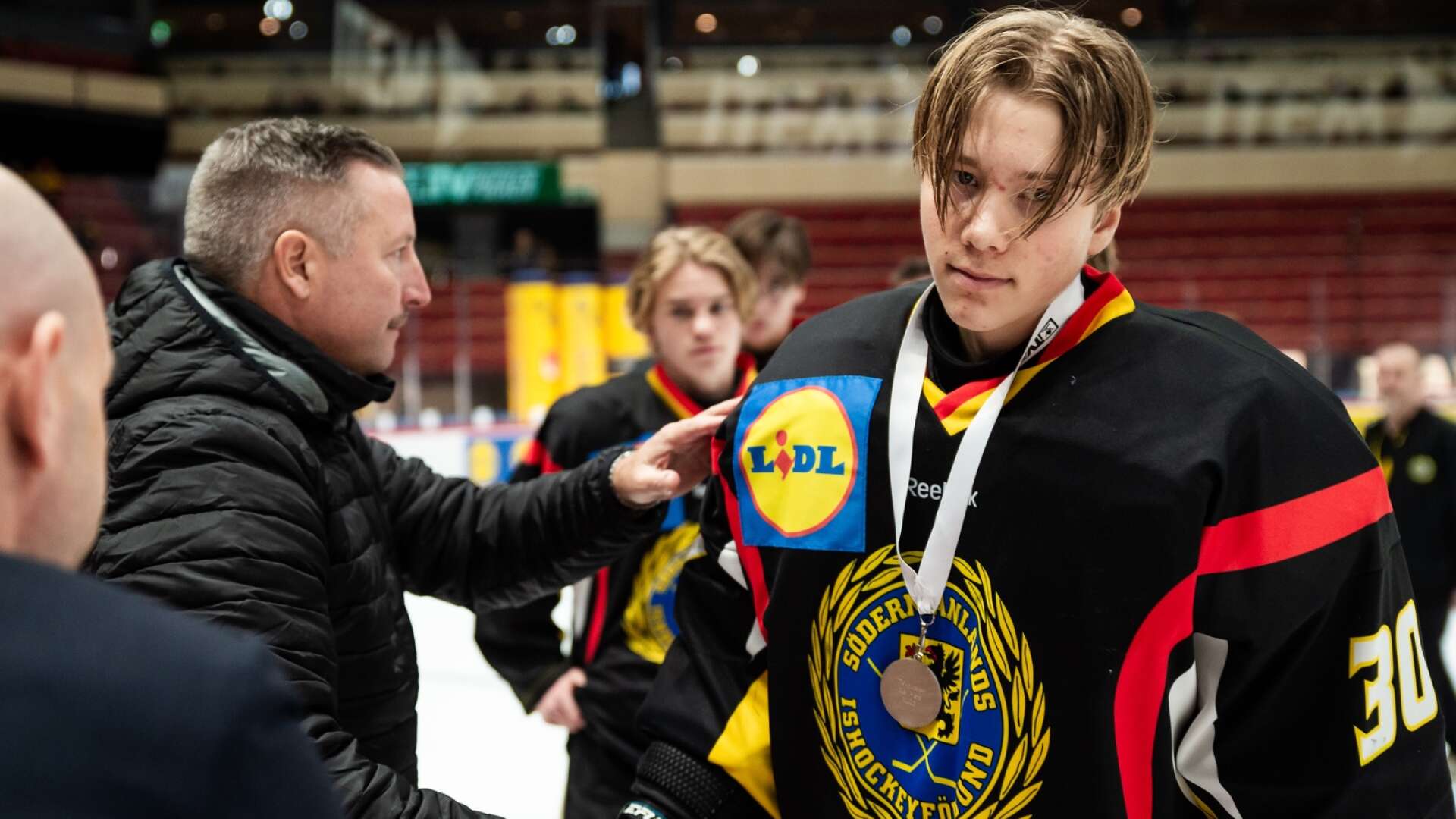 Douglas Nilsson som vann silver på TV-pucken 2023 för Södermanland fortsätteri Färjestad i tre år till då han kommit in på hockeygymnasiet.