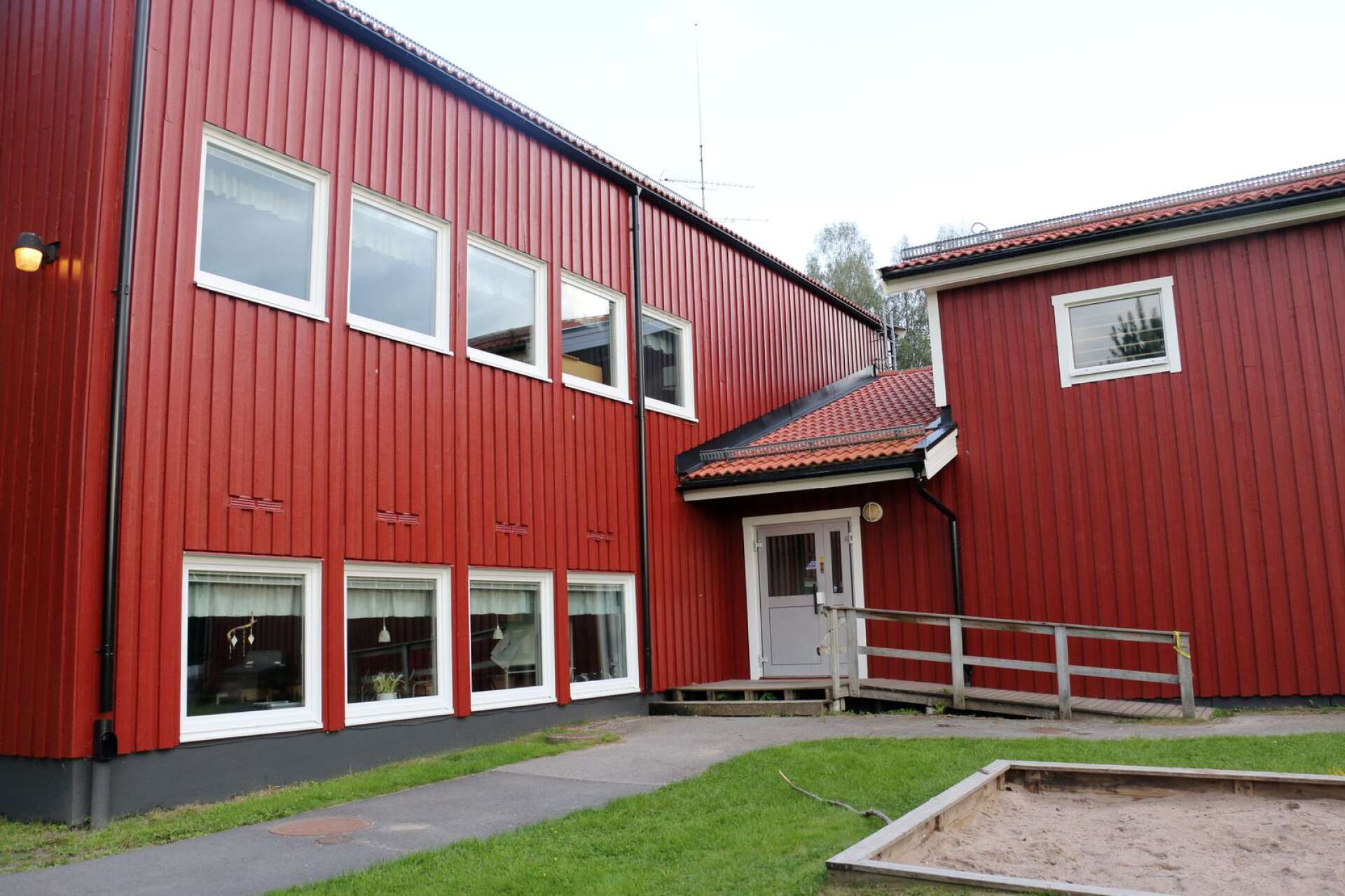 Om man lade ner de tre glesbygdsskolorna i Brattfors (bilden), Nordmark och Nykroppa skulle möjligheten öka att erbjuda samtliga elever undervisning av behöriga pedagoger, skriver debattören.