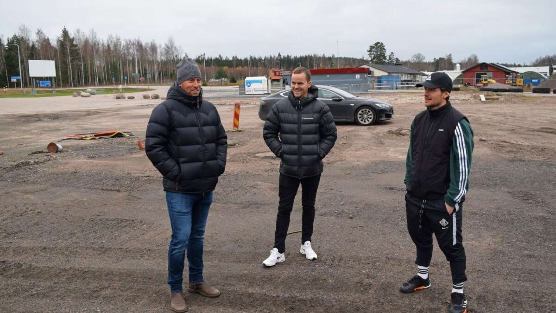 Sören Persson, Martin Johansson och Jesper Eriksson besöker Otterbäckens Handelsplats.