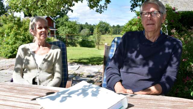 Boende i Högvalta protesterar mot att man tvingas ansluta sig till kommunalt vatten och avlopp. Birgitta Nordström och Lars Matthiessen är två av dem. Utbyggnadens kostnader kommer även att drabba övriga VA-abonnenter i Arvika.
