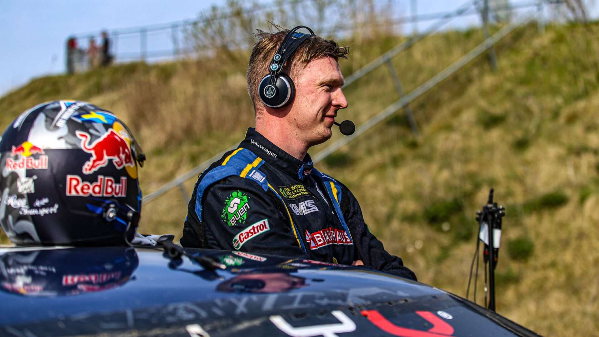 Johan Kristoffersson har två mästerskap att försvara ledningen i. Han börjar med Extreme E i Senegal den här helgen och tar sig an RallyX Nordic i Finland en vecka senare.