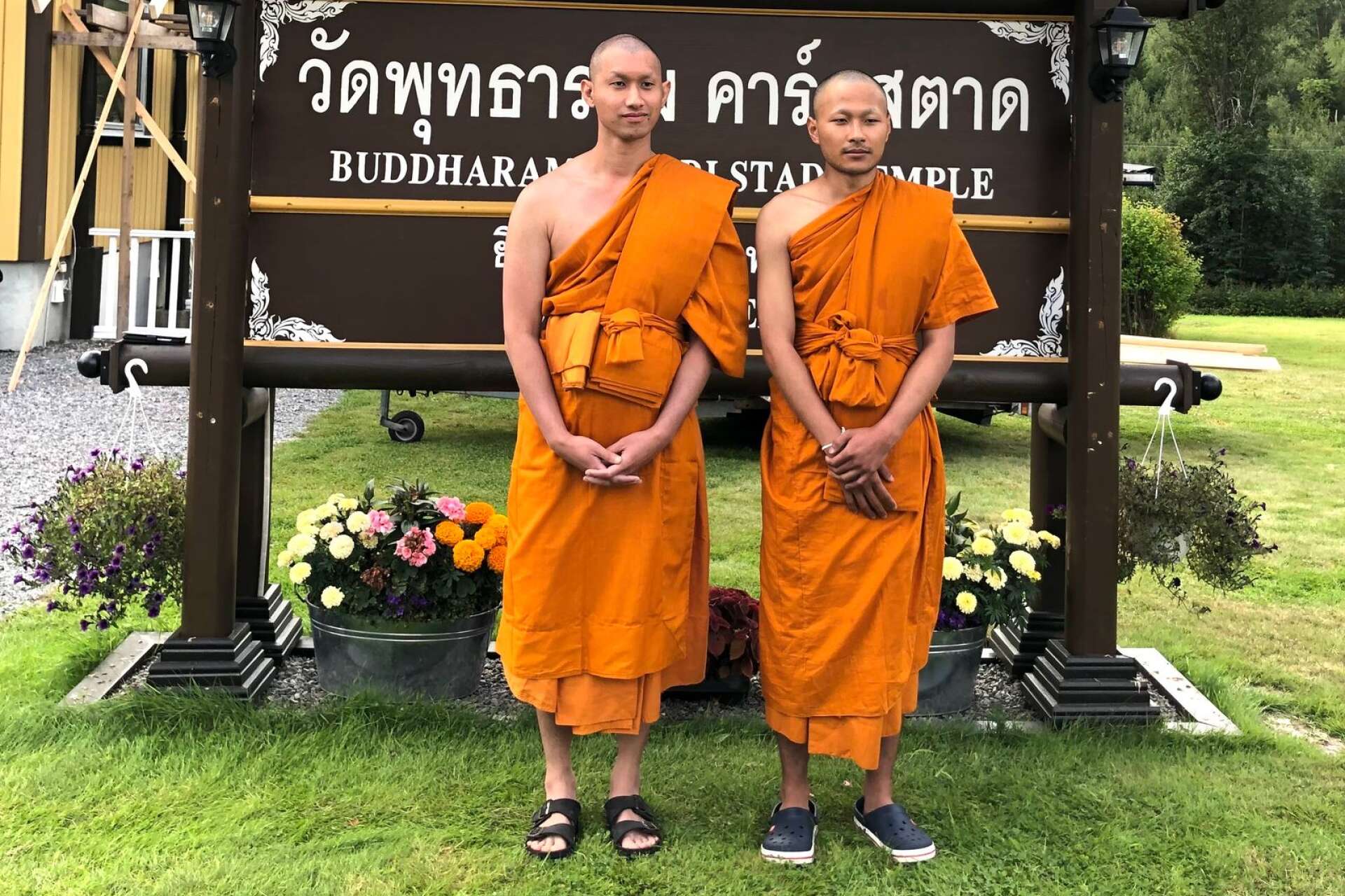 Åmålsbördige Pra Sahaphol Parawaro, mer känd under namnet Start, och Pra Sarawut Mahawaro som munkar på buddhisttemplet i Grums.