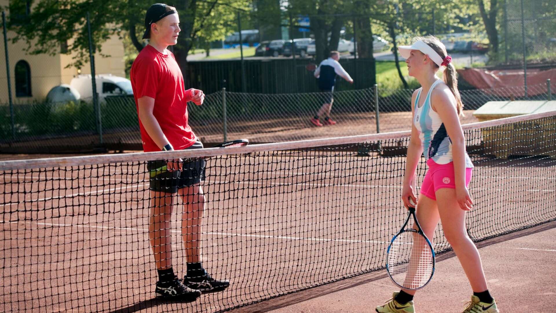 Max Grahn och Lisa Pettersson är tävlingsspelarna från Bofors tennisklubb.