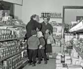 Ett par kunder med barn lät sig fotograferas när ST-reportern besökte Konsums filial i Rolfserud. Det har gått 63 år sedan den gången. 