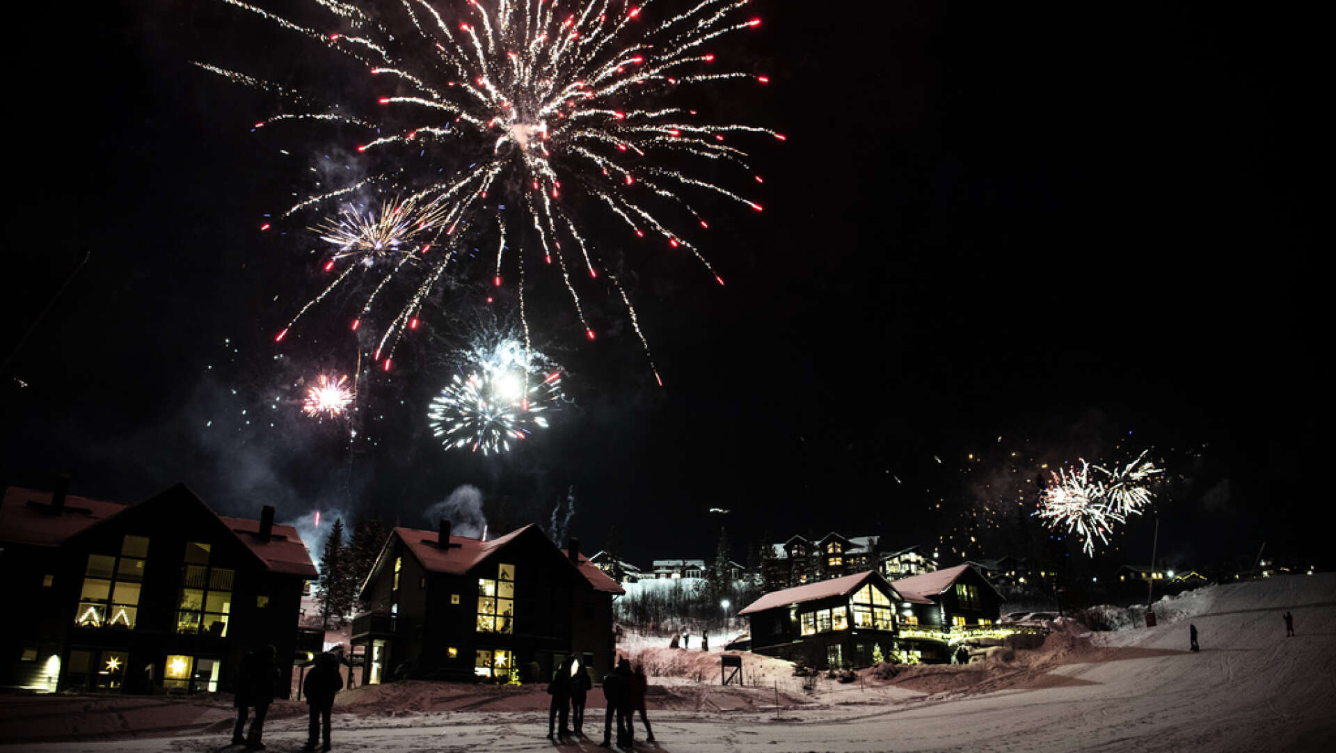 Nyårsfirande i skidbacken med fyrverkerier i Åre, Jämtland.