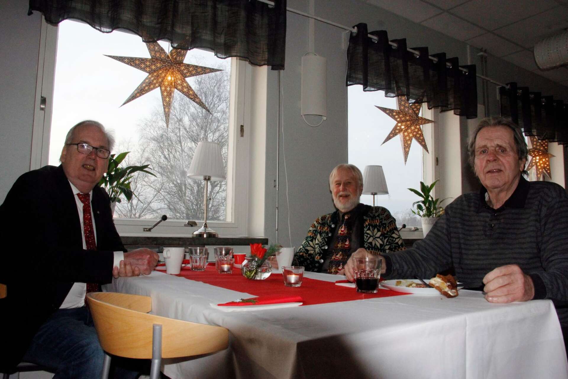 Rune Månsson, Kjell Ekman och Ove Ericson har alla sina släktingar långt borta och åt julbord tillsammans på Furåsen.