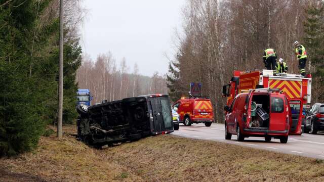En minibuss välte i en kollision med en personbil på länsväg 164 i Spakebol utanför Åmål på måndagsförmiddage.