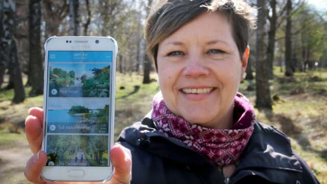 Turismutvecklare Anna Söderman tipsar om den nya mobilappen Upplev Mariestad. Den innehåller förslag på vandrings- och cykelleder i kommunen.