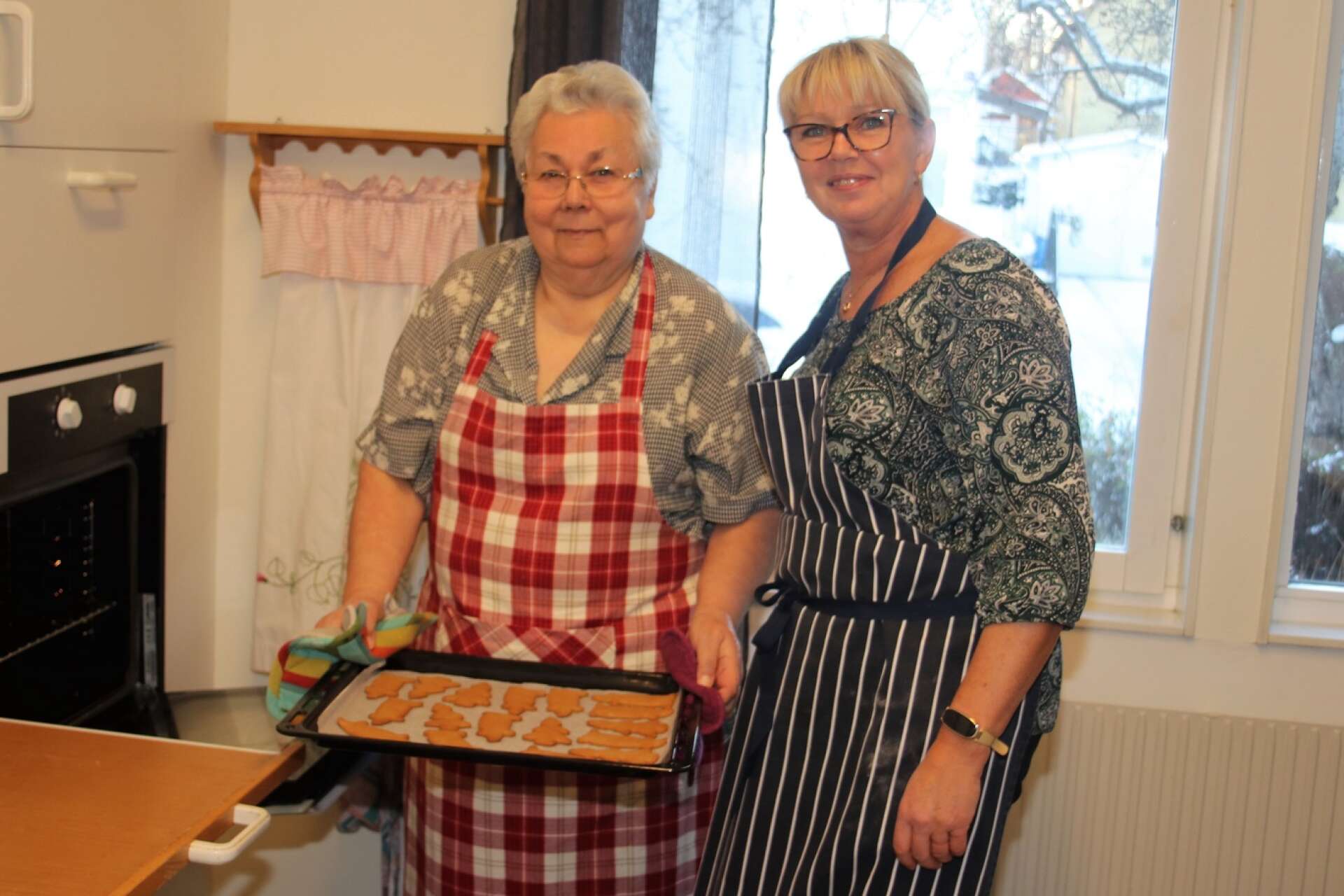 Nada Cvijanovic och Helén Nilsson visar de första färdiggräddade kakorna.