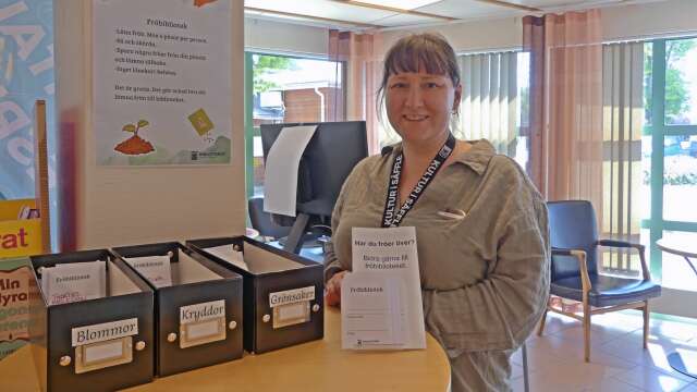 Kerstin Helenesdotter har hand om fröbiblioteket. 