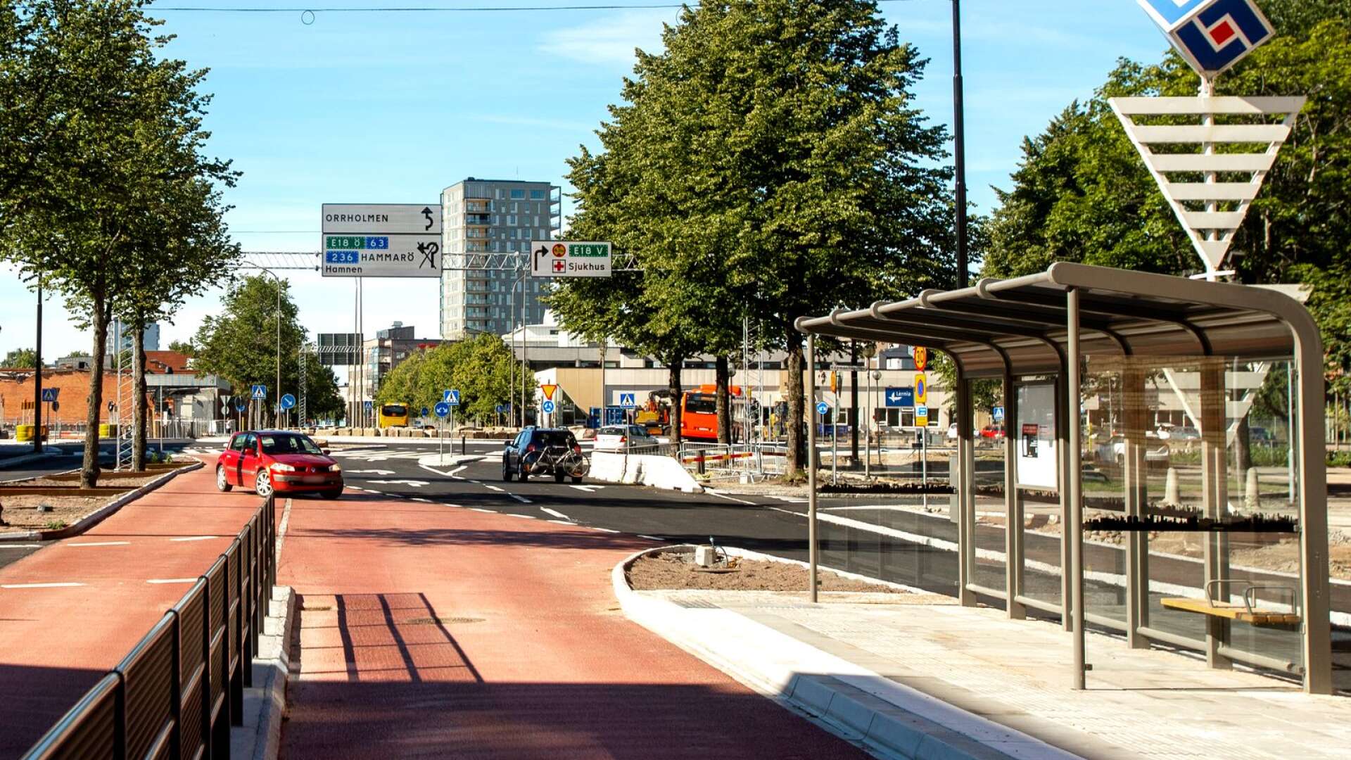 Ombyggda Tullhusgatan gör att en del trafikanter kör fel och hamnar i de nya rödmålade bussfilerna i mitten.