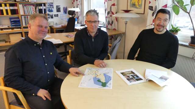 Nu har en ny översiktsplan för Säffle kommun har tagits fram och ska nu tas upp på samråd. Kenneth Andersson, ordförande i miljö- och byggnadsnämnden, Förvaltningschef Peter Pettersson och stadsarkitekt Daniel Nordholm. 