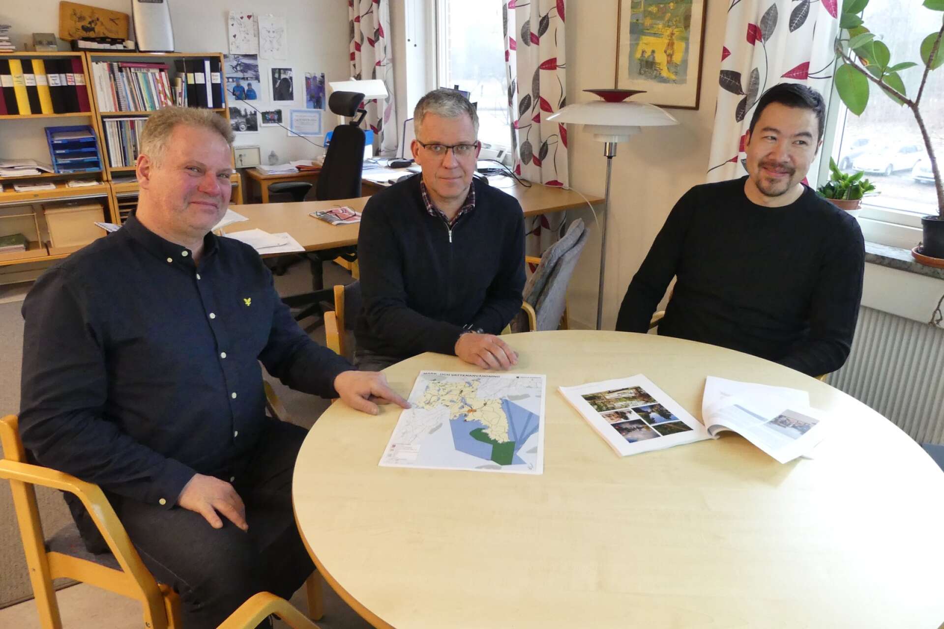 Nu har en ny översiktsplan för Säffle kommun har tagits fram och ska nu tas upp på samråd. Kenneth Andersson, ordförande i miljö- och byggnadsnämnden, Förvaltningschef Peter Pettersson och stadsarkitekt Daniel Nordholm. 