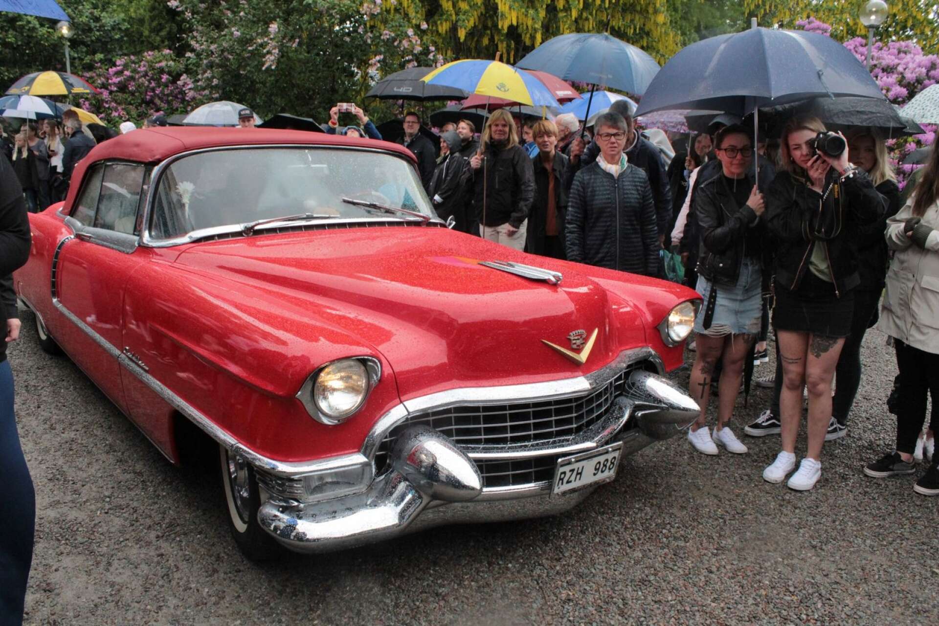 Denna röda Cadillac var en av alla spektakulära bilar som anlände till Baldersnäs.