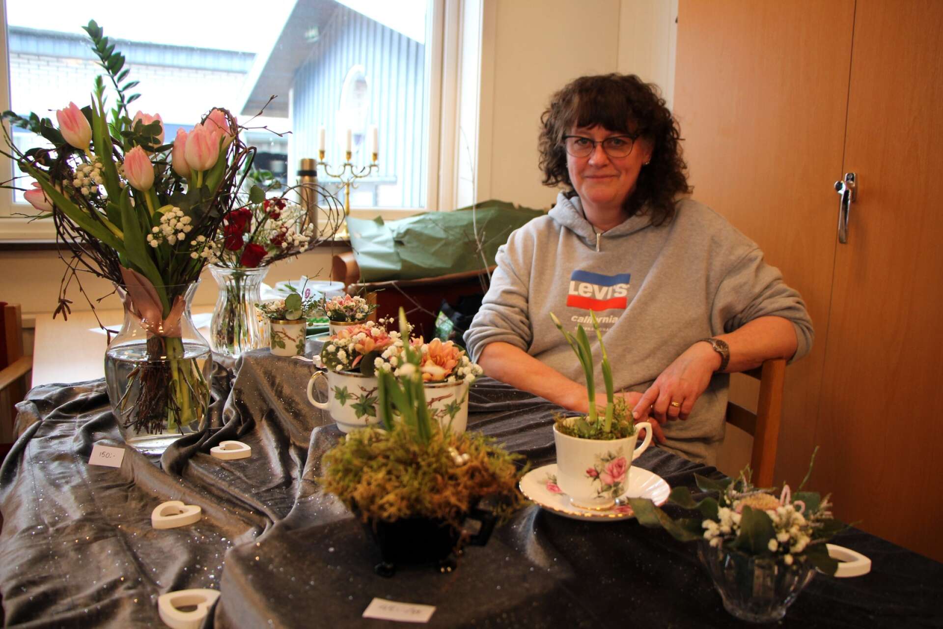 Ing-Mari Engdahl hade med sig fina blomsterarrangemang och gav också inspiration till hur man kan återbruka kaffekoppar.