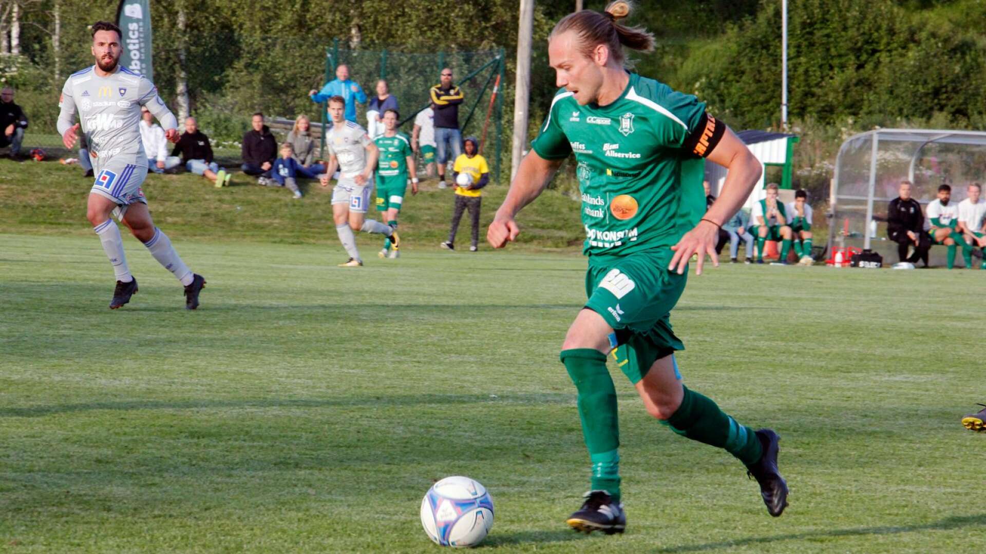 Jonas Hansson, lagkapten i Högsäters GF i matchen mot Karlstad BK i svenska cupen på Genevi IP. Karlstad BK vann matchen med 2-0.