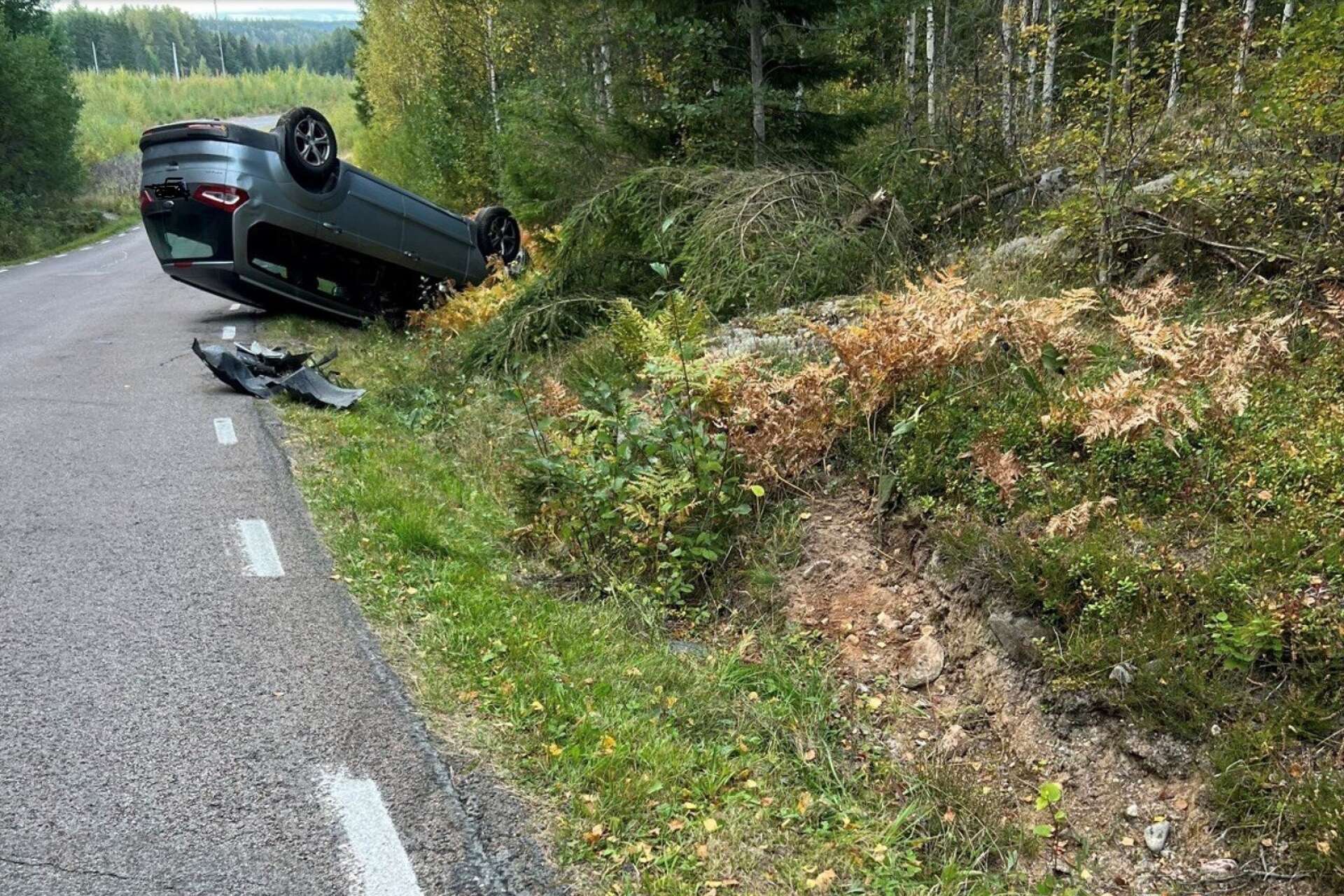 En singelolycka inträffade strax utanför Åmål på måndagskvällen. En bil körde av vägen till höger och skalade av några småträd, innan den voltade och lade sig på taket. Föraren skadades allvarligt.